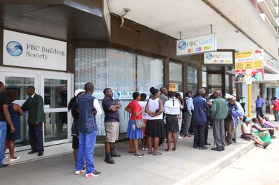 Zimbabweans wait to withdraw money.Photographer: Tafadzwa Ufumeli/Anadolu Agency/Getty Images